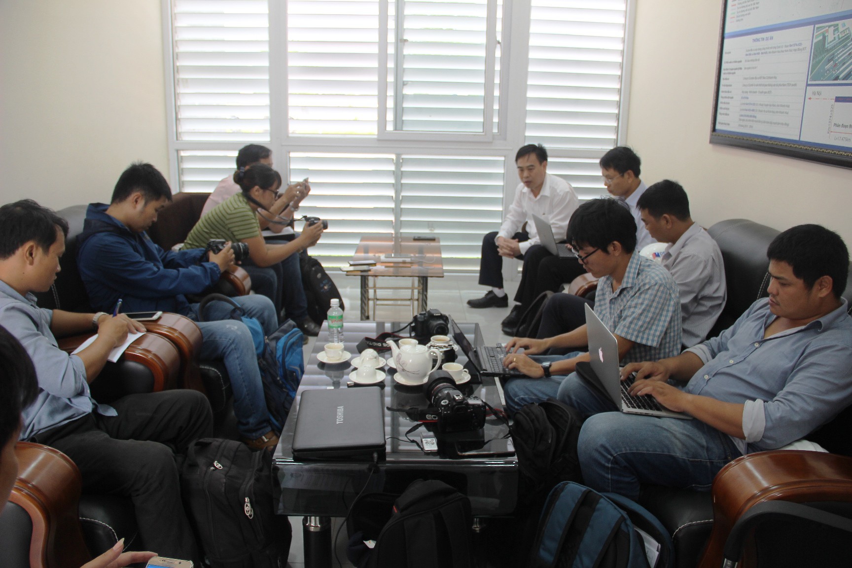BOT Ninh An đối thoại với t&agrave;i xế để giải quyết &aacute;ch tắc - Ảnh 6.