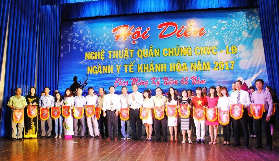 Các đơn vị nhận cờ lưu niệm của ban tổ chức hội diễn