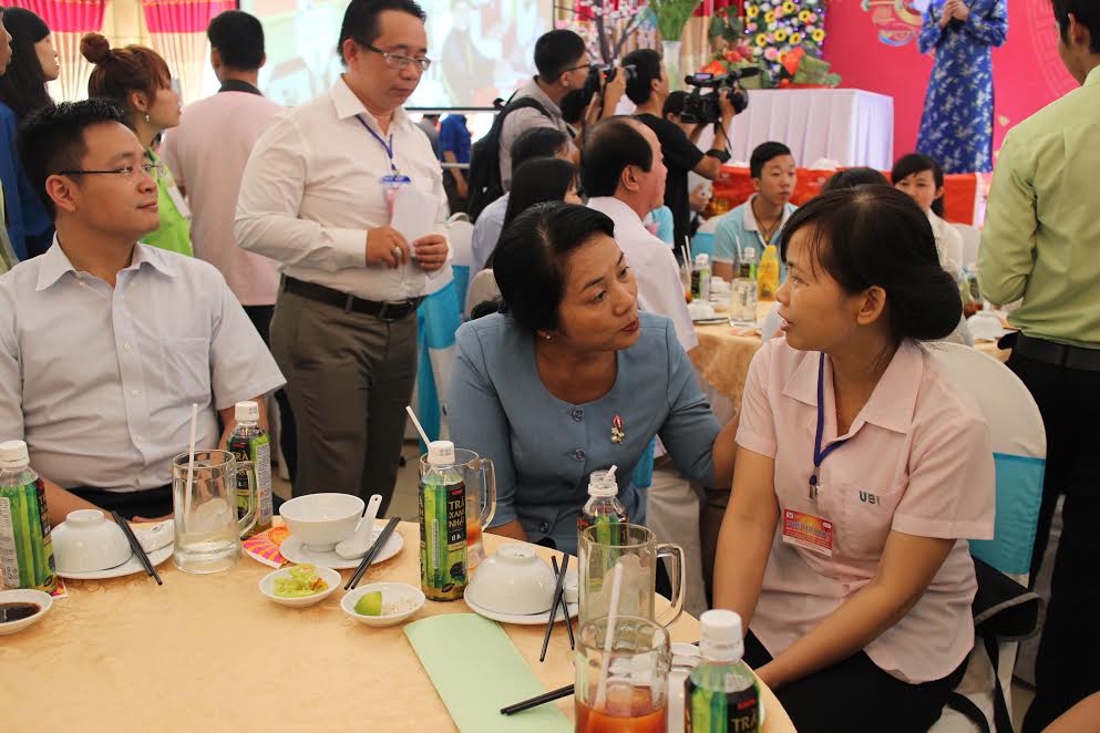 Bà Trần Kim Yến, Chủ tịch LĐLĐ TP HCM, thăm hỏi công nhân