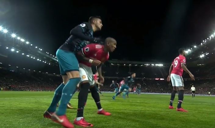 Pogba bị "ném đá", Young đối mặt án phạt