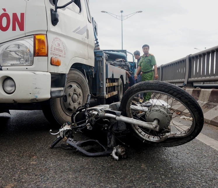 Xe ben kéo lê xe máy hơn 20m trên cầu Tham Lương