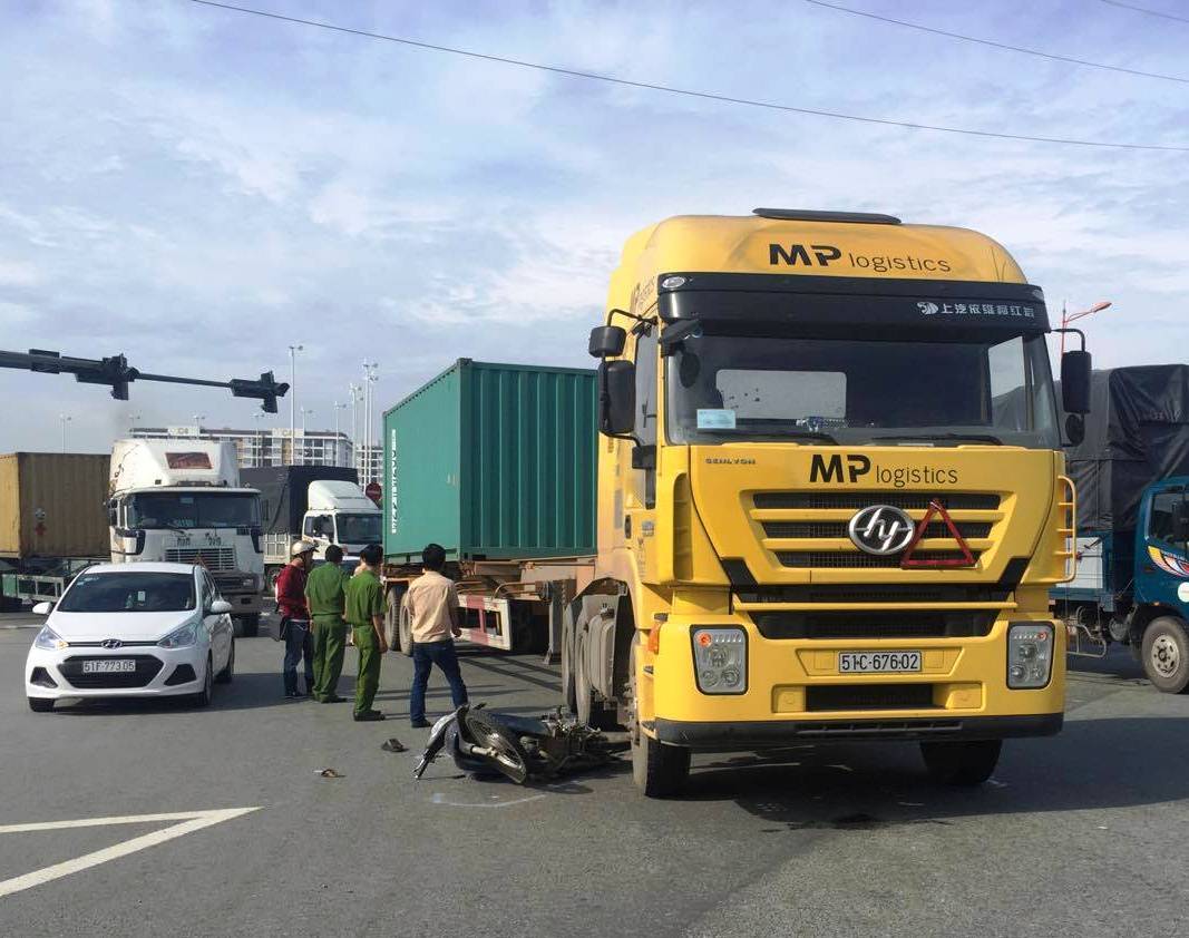 Xe container lại gây họa ở TP HCM