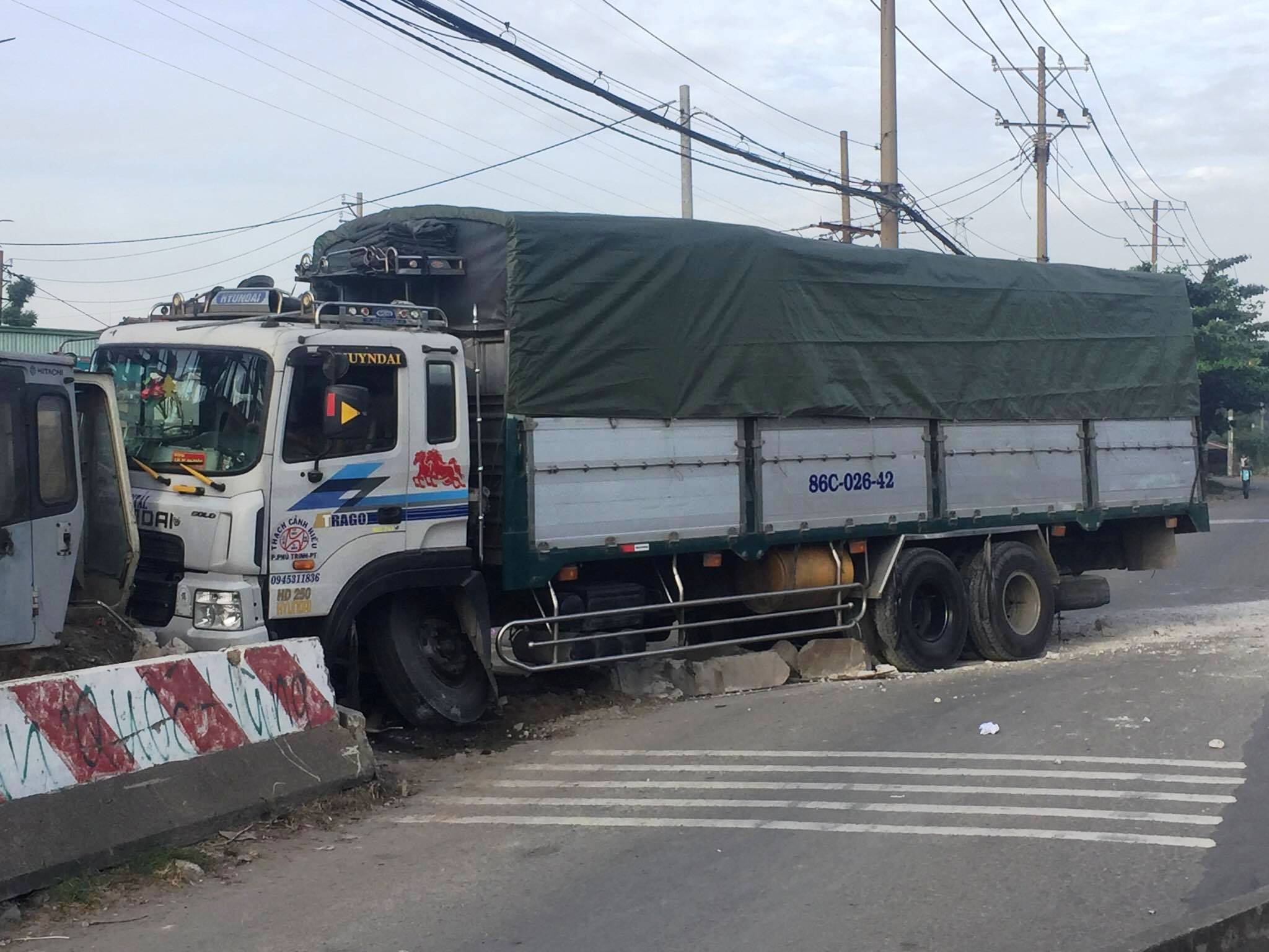 Chiếc xe tải bị hư hỏng nặng sau vụ tai nạn