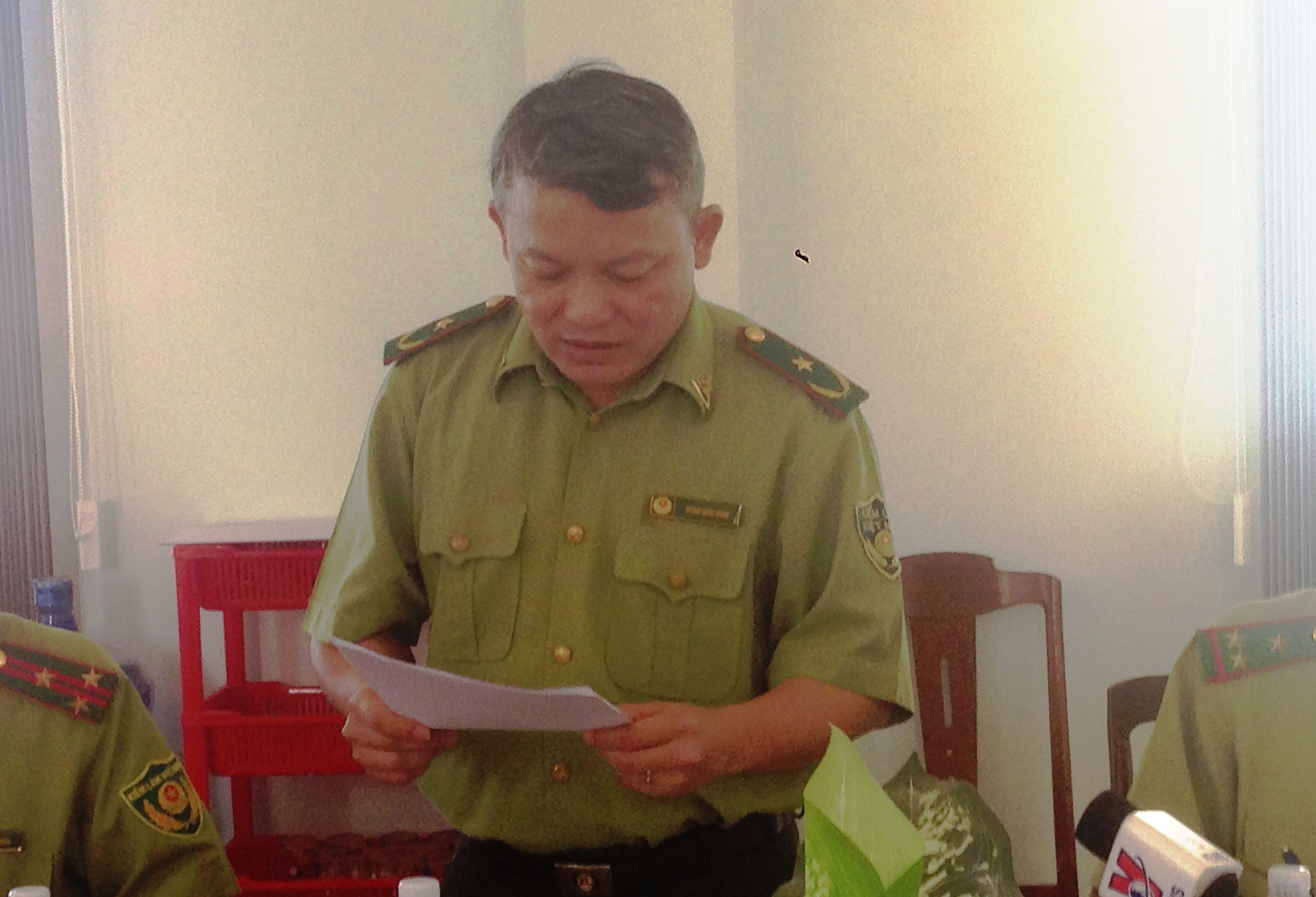 Phó cục trưởng Cục Kiểm lâm đang công bố quyết định thanh tra