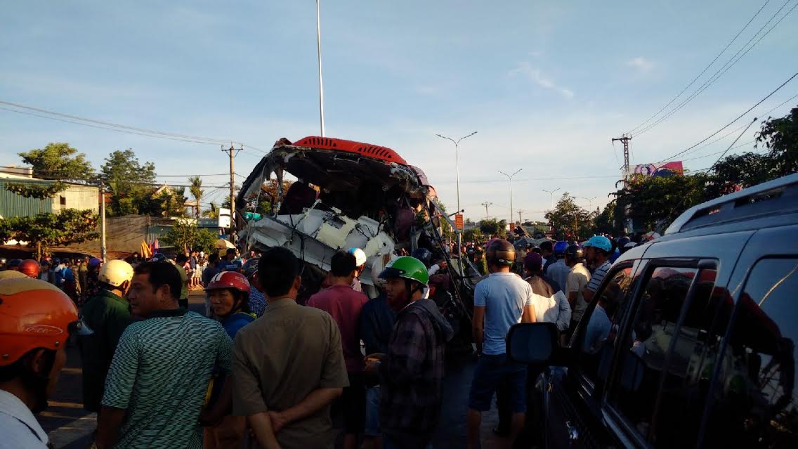 Tai nạn kinh hoàng ở Gia Lai, ít nhất 10 người chết