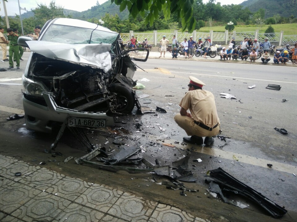 Hai &ocirc; t&ocirc; đối đầu kinh ho&agrave;ng, h&agrave;nh kh&aacute;ch văng ra đường - Ảnh 1.