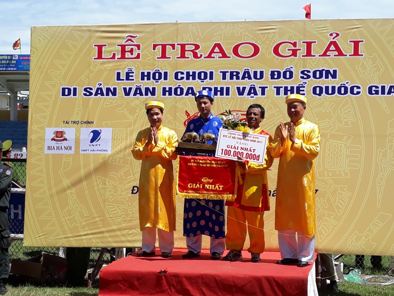 Kh&aacute;n giả, bảo vệ la h&eacute;t, bỏ chạy trong hội chọi tr&acirc;u Đồ Sơn - Ảnh 7.