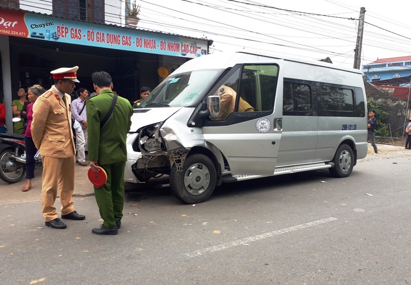 Xe máy tông thẳng vào đầu ô tô 16 chỗ, 1 người tử vong