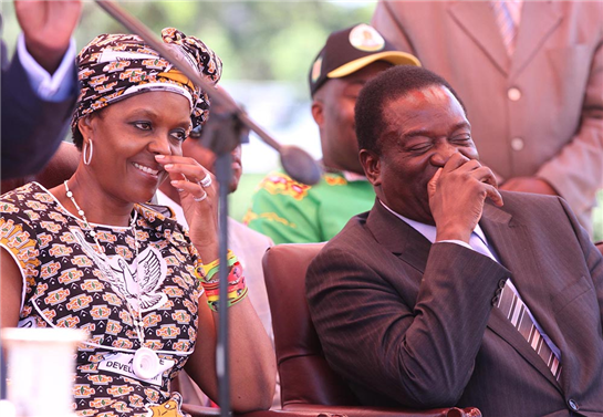 
&Ocirc;ng Mnangagwa v&agrave; b&agrave; Grace Mugabe. Ảnh: New Zimbabwe
