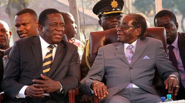 
Cựu Ph&oacute; Tổng thống Zimbabwe Emmerson Mnangagwa (tr&aacute;i) v&agrave; Tổng thống Mugabe. Ảnh: Nehanda Radio
