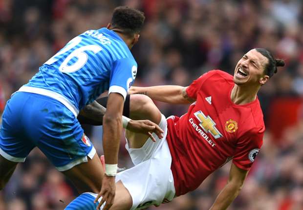 Mings và Ibrahimovic trong một pha va chạm trận M.U - Bournemouth