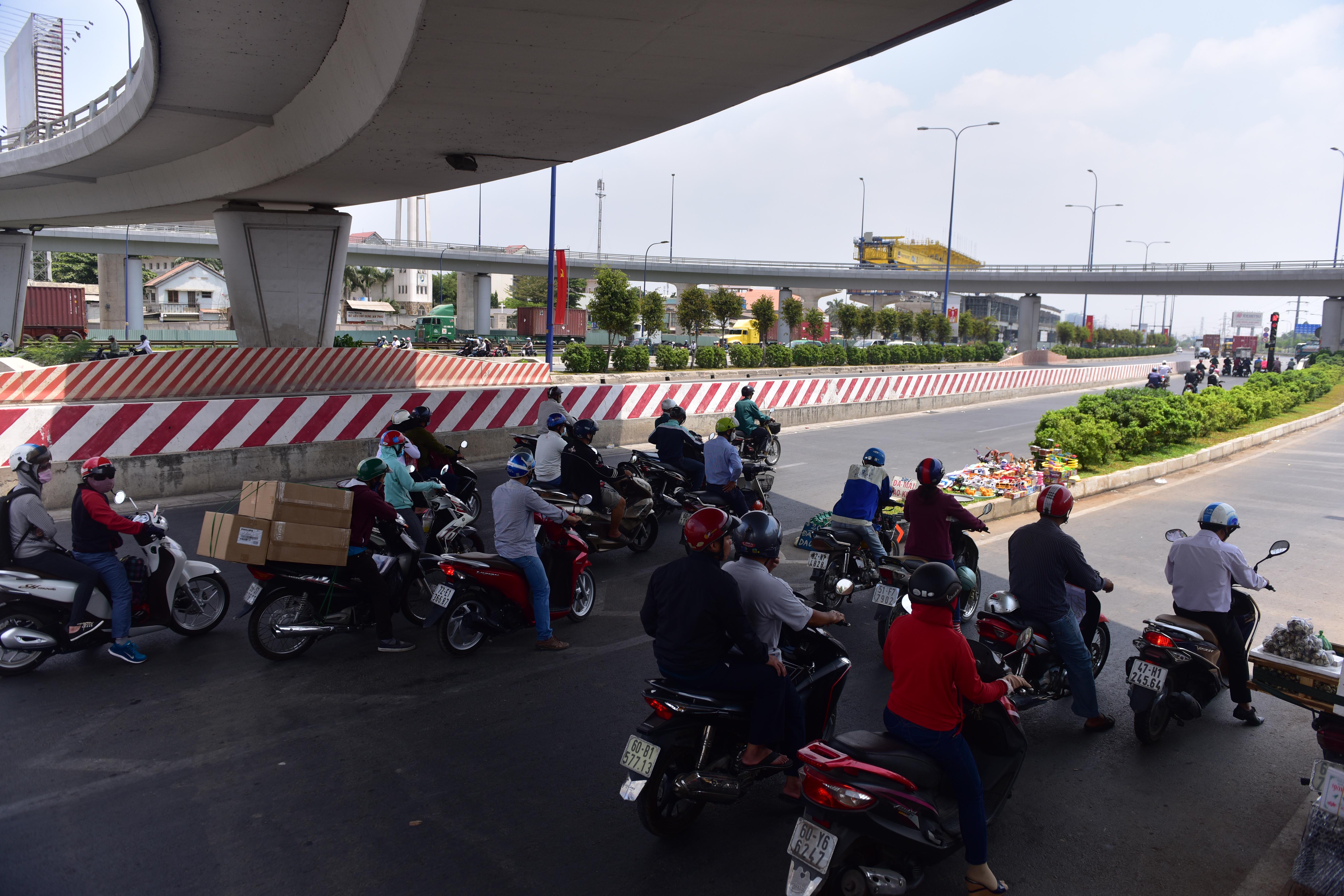 
Nhiều người chạy xe m&aacute;y dừng đ&egrave;n đỏ dưới gầm cầu vượt C&aacute;t L&aacute;i (quận 2) để tr&aacute;nh nắng n&oacute;ng thay v&igrave; phải dừng ở vị tr&iacute; đ&egrave;n xanh đ&egrave;n đỏ ph&iacute;a trước.
