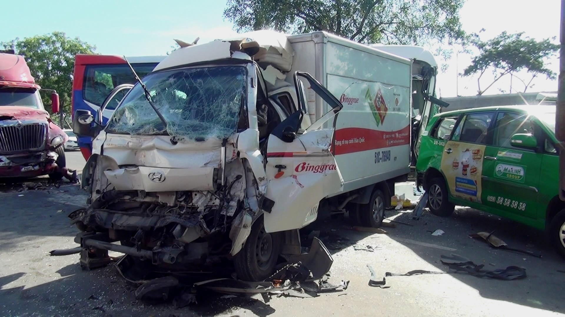 Hiện trường vụ tai nạn xe đầu k&eacute;o &ldquo;l&ugrave;a&rdquo; 5 &ocirc; t&ocirc; dừng đ&egrave;n đỏ - Ảnh 1.