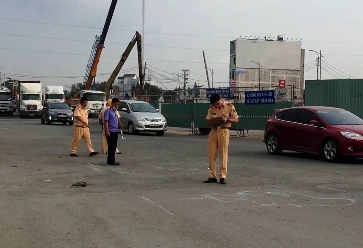 Xe ben cán qua người đàn ông ở nút giao “tử thần” - Ảnh 2.