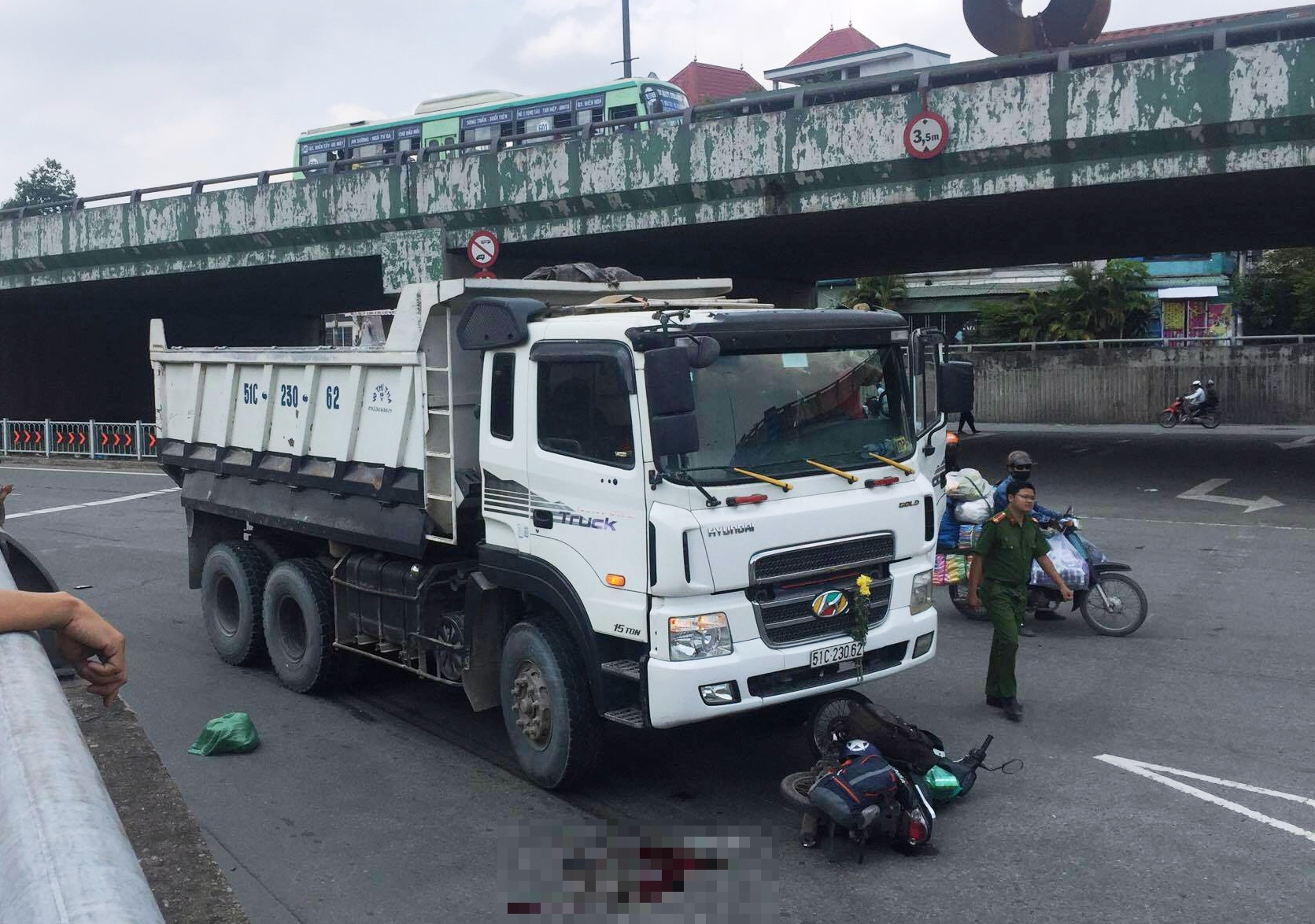 Xe ben kéo lê cả người và xe máy ở ngã tư Linh Xuân