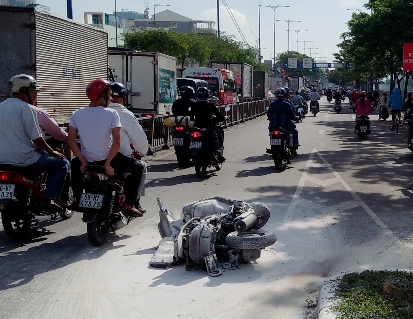 Kinh hoảng xe máy tông nhau rồi bốc cháy - Ảnh 1.