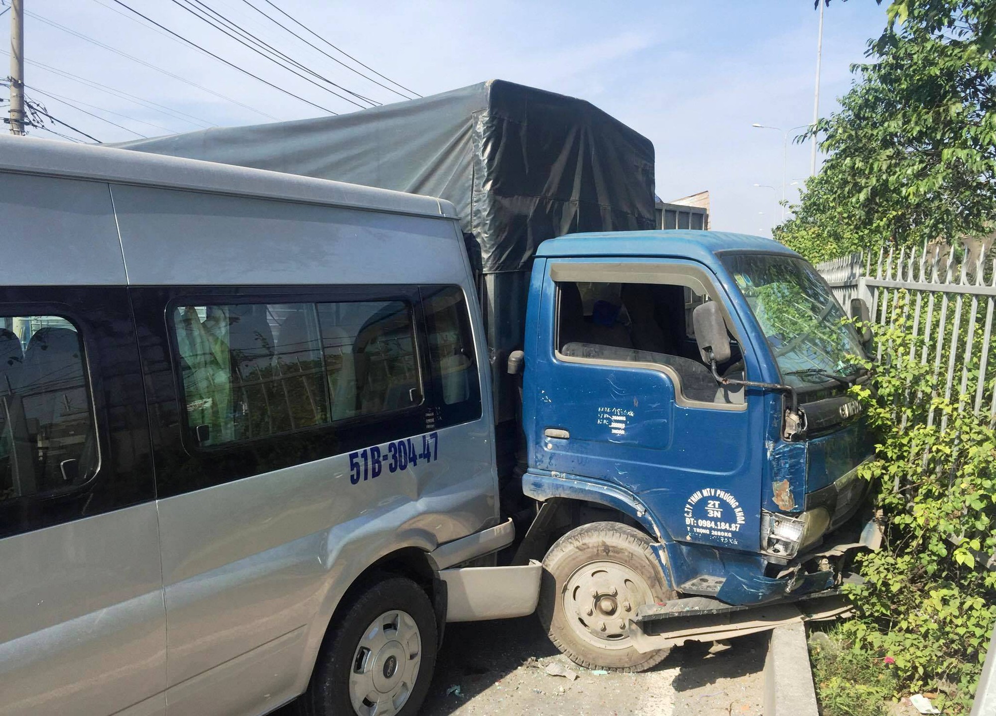 6 ô tô tông nhau, Quốc lộ 1 ùn tắc nghiêm trọng - Ảnh 2.