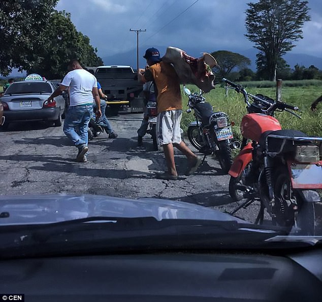 Venezuela: Người d&acirc;n n&eacute;m chết gia s&uacute;c để lấy c&aacute;i ăn - Ảnh 3.