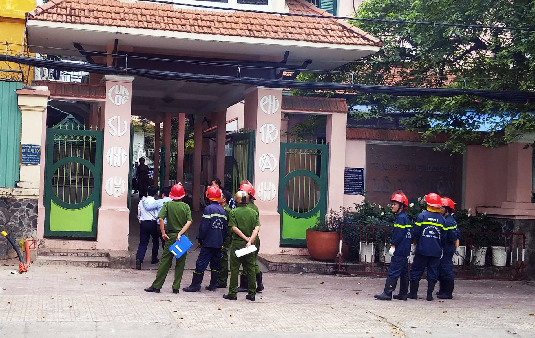Cháy trường Lê Quý Đôn, hàng trăm học sinh nháo nhào - Ảnh 2.