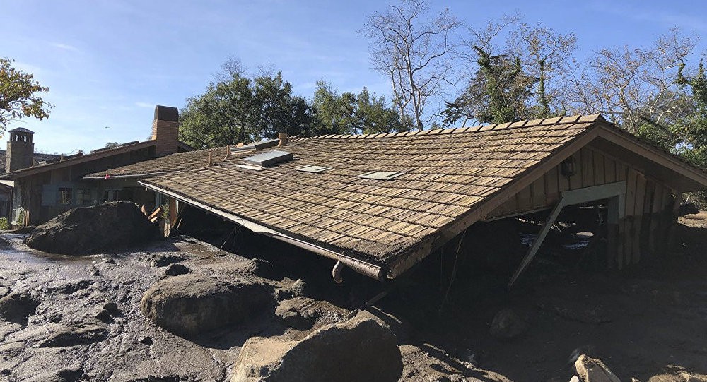 M&oacute;c b&ugrave;n khỏi miệng, cứu b&eacute; g&aacute;i tho&aacute;t chết trong sạt lở California - Ảnh 6.