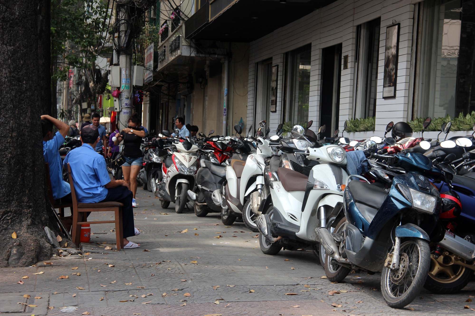 TP HCM: Nhiều b&atilde;i giữ xe vẫn trơ gan tr&ecirc;n vỉa h&egrave; - Ảnh 10.