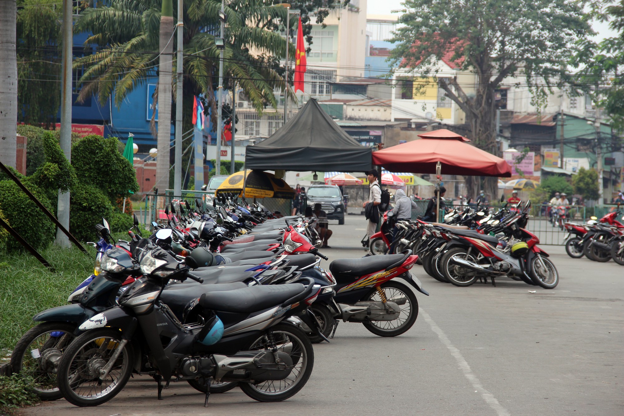 TP HCM: Nhiều b&atilde;i giữ xe vẫn trơ gan tr&ecirc;n vỉa h&egrave; - Ảnh 2.