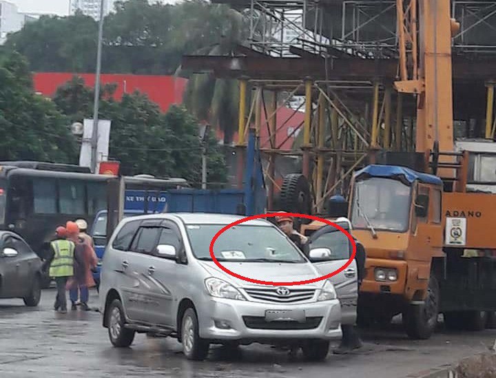 Thực hư việc xe Innova bị thanh sắt từ đường sắt trên cao rơi thủng kính trước