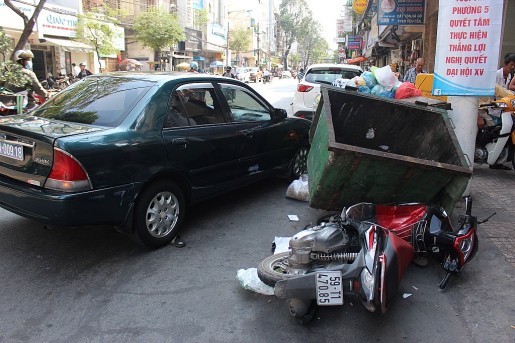 Rủ nhau cướp của du khách, bị ô tô ép ngã
