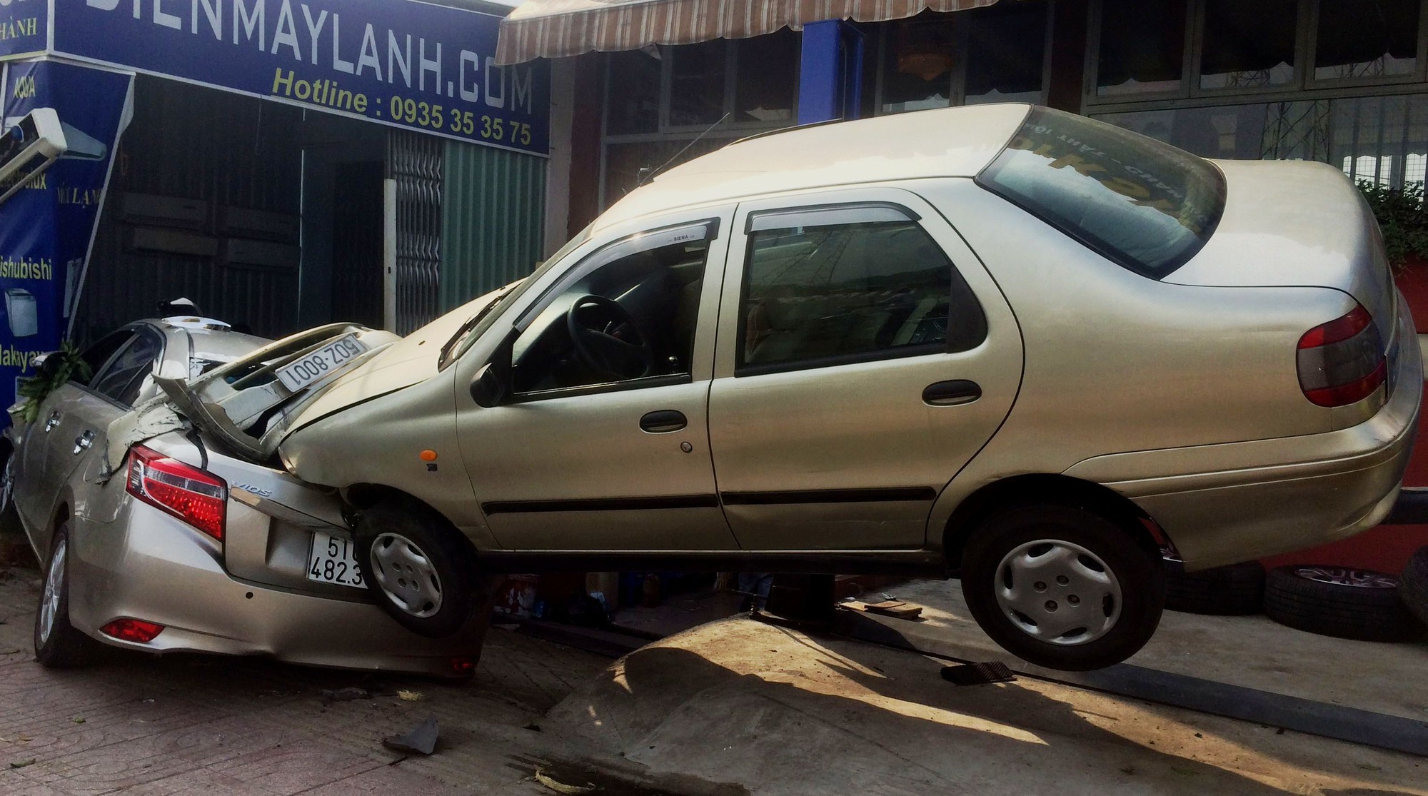 “Bay” từ đường vào tiệm sửa xe, xế hộp húc văng xe đang sửa