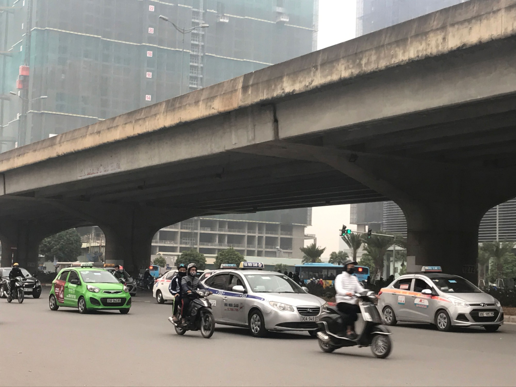 4 năm vẫn loay hoay quản Uber, Grab