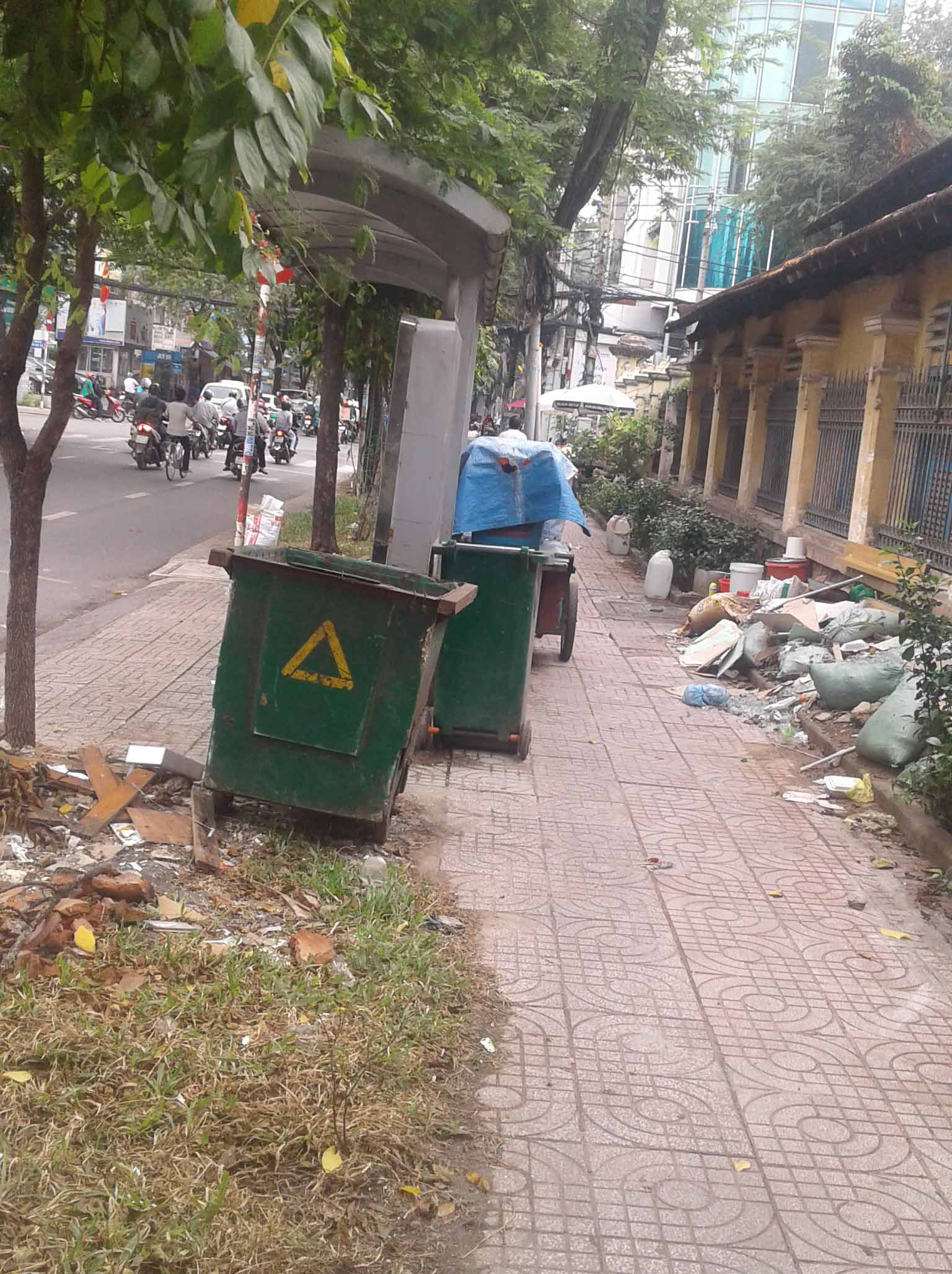 Trạm xe buýt nhếch nhác