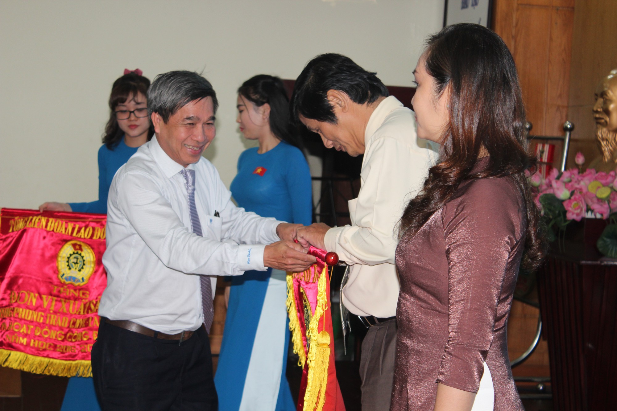 Hơn 1 tỉ đồng tương trợ đồng nghiệp khó khăn