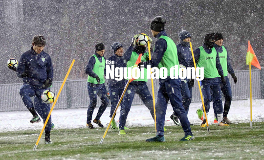 U23 Uzbekistan cực khoẻ, tập bất chấp mưa tuyết - Ảnh 2.