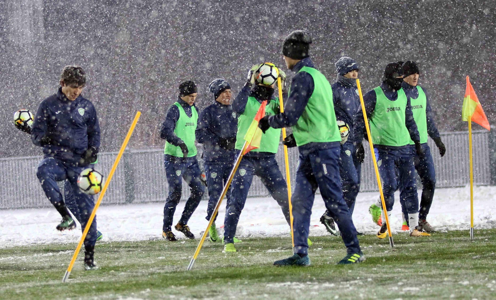 U23 Uzbekistan cực khoẻ, tập bất chấp mưa tuyết