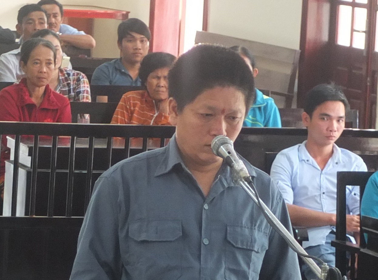 Cha mẹ vắng nhà, bé gái bị gã hàng xóm hiếp dâm đến sinh con