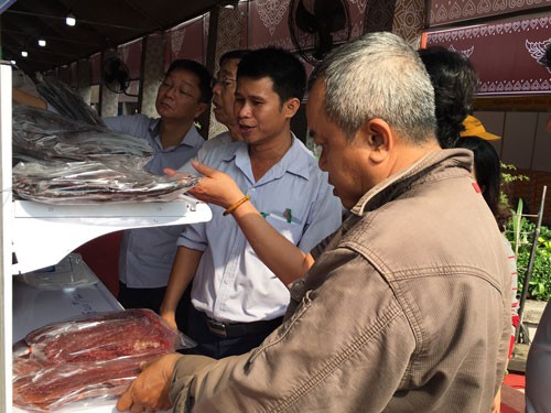 Đặc sản ngoại l&ecirc;n m&acirc;m Tết Việt - Ảnh 1.