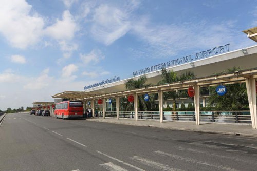 Dừng ngay thu phí ô tô vào sân bay!
