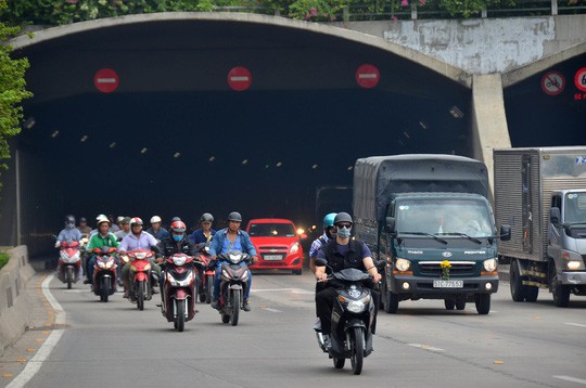 Từ cuối tháng 1, cấm xe qua hầm Thủ Thiêm giờ khuya - Ảnh 1.