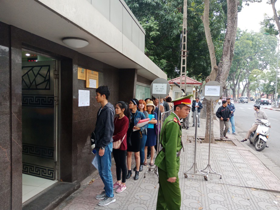 Người dân ùn ùn đến xin visa đi Trung Quốc cổ vũ U23 Việt Nam