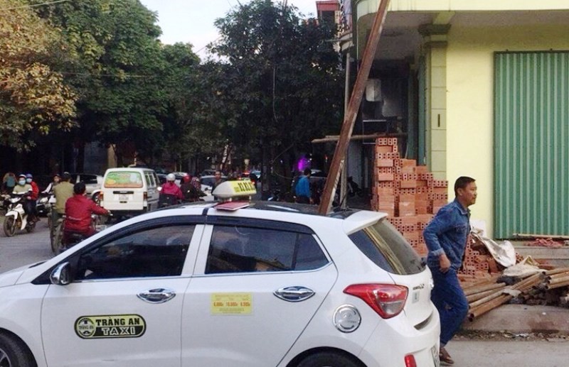 Triệu tập chủ nhà, thợ xây vụ thanh sắt rơi đâm chết người trong xe taxi