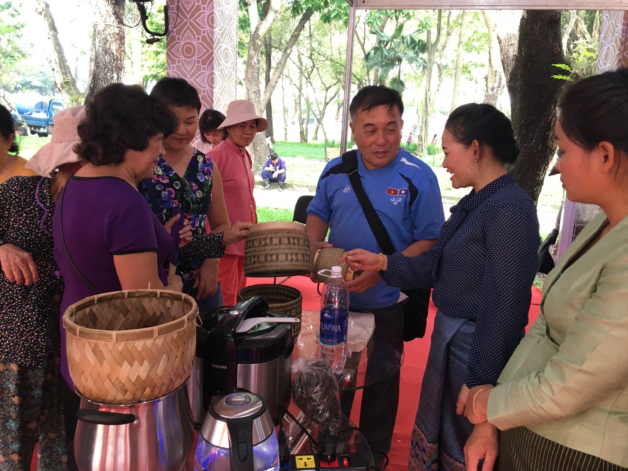 Người dân Sài Gòn mê mẩn gạo nếp Lào - Ảnh 4.