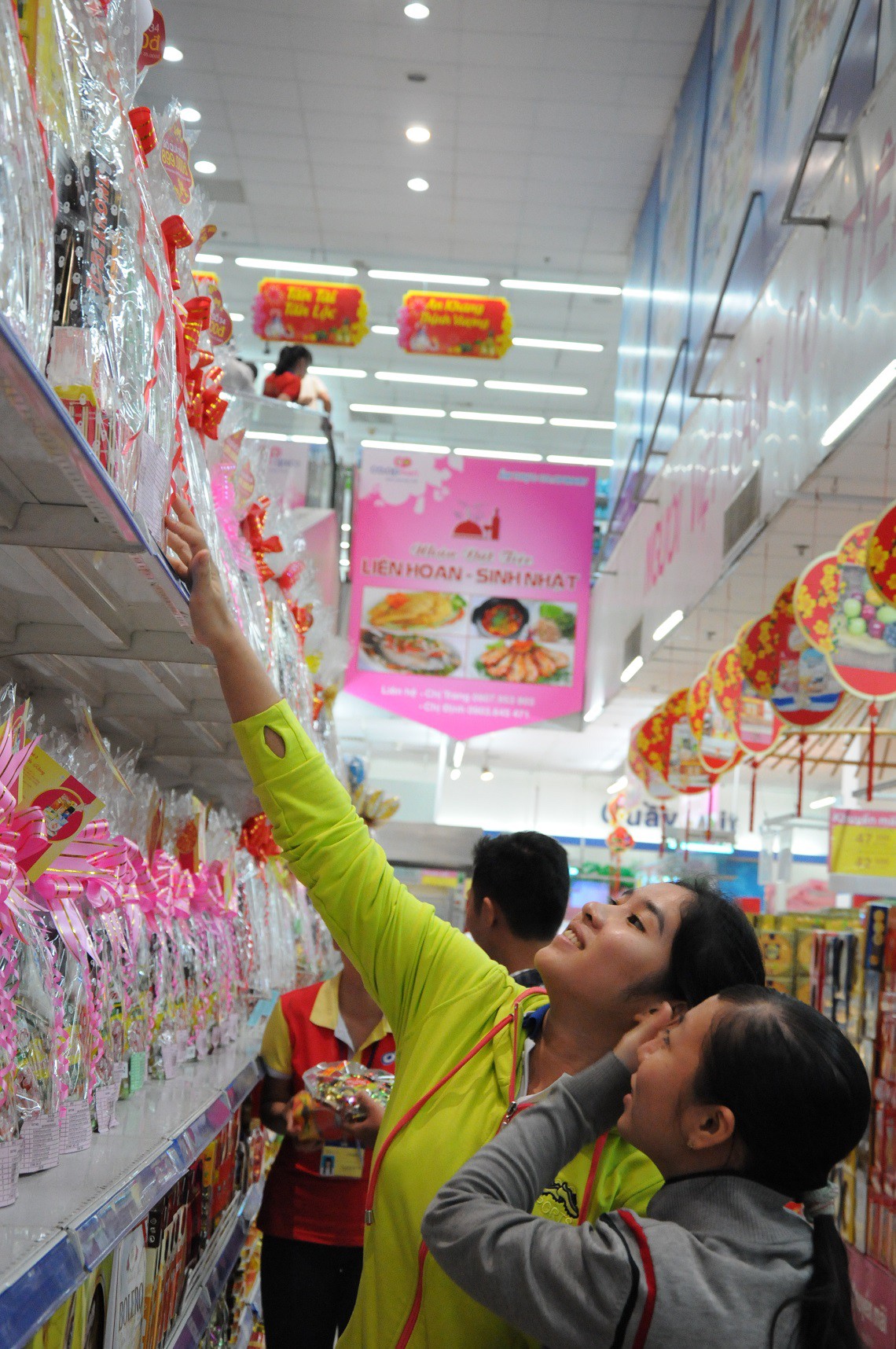 Giỏ quà Tết tấp nập vào mùa - Ảnh 2.
