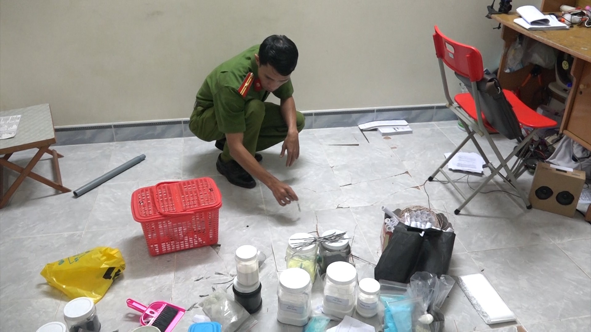 Nổ “banh nhà” vì học chế pháo hoa trên mạng
