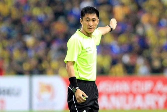 D&acirc;n mạng s&ocirc;i sục v&igrave; trọng t&agrave;i Trung Quốc cầm c&ograve;i chung kết U23 ch&acirc;u &Aacute; - Ảnh 1.