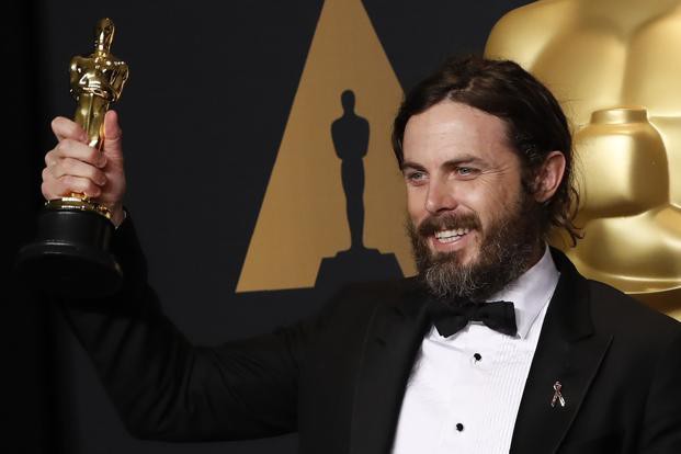 Tài tử Casey Affleck bị loại khỏi Oscar vì bê bối tình dục - Ảnh 1.