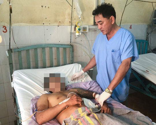 Cứu người đ&agrave;n &ocirc;ng thủng tim, nhập viện kh&ocirc;ng người th&acirc;n - Ảnh 1.