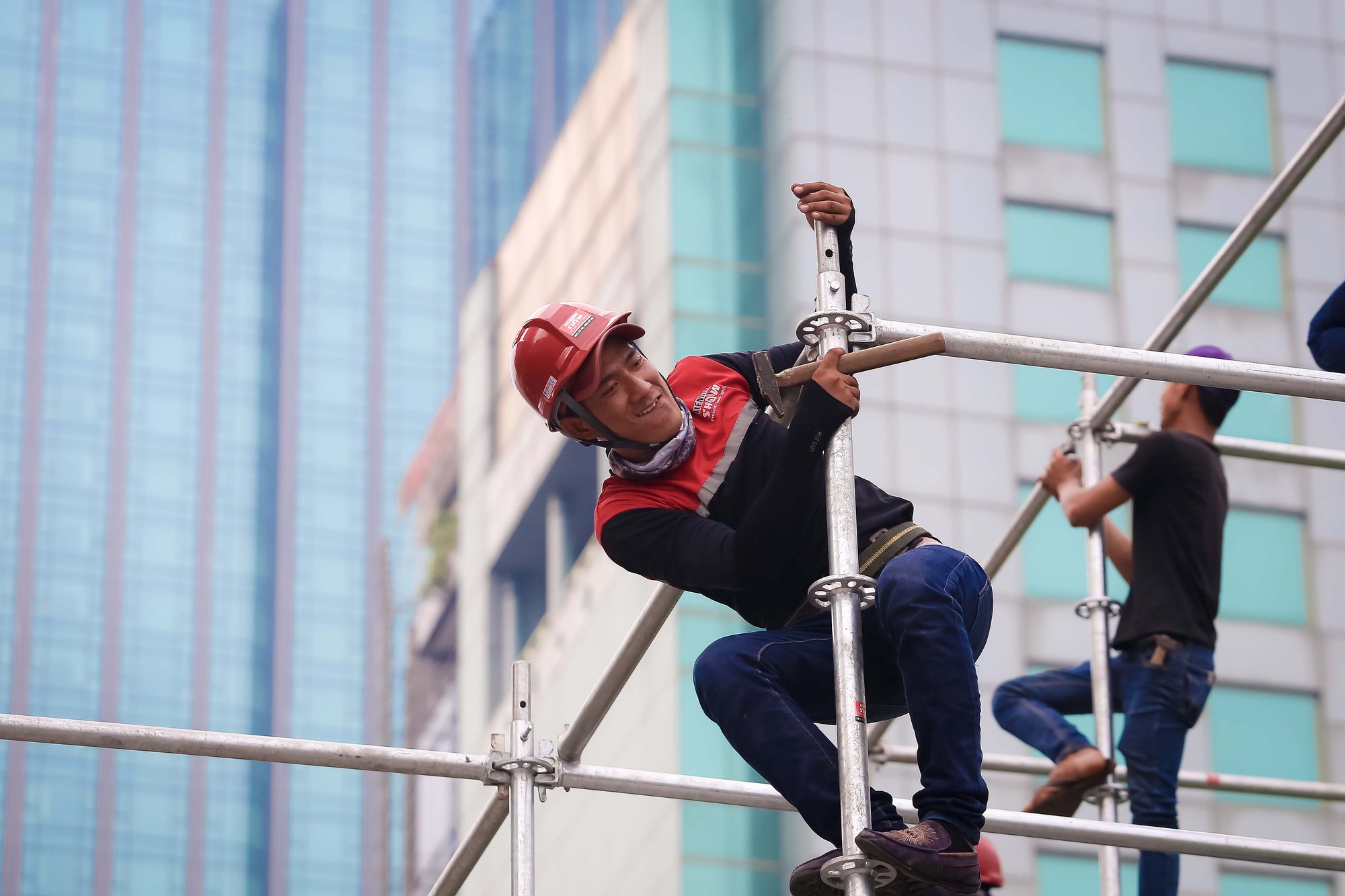 Tất bật lắp đặt m&agrave;n h&igrave;nh &ldquo;khủng&rdquo; xem U23 VN ở phố đi bộ Nguyễn Huệ - Ảnh 5.