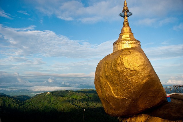 Kỳ lạ tảng đ&aacute; d&aacute;t v&agrave;ng nằm ch&ecirc;nh v&ecirc;nh tr&ecirc;n n&uacute;i ngh&igrave;n năm - Ảnh 1.