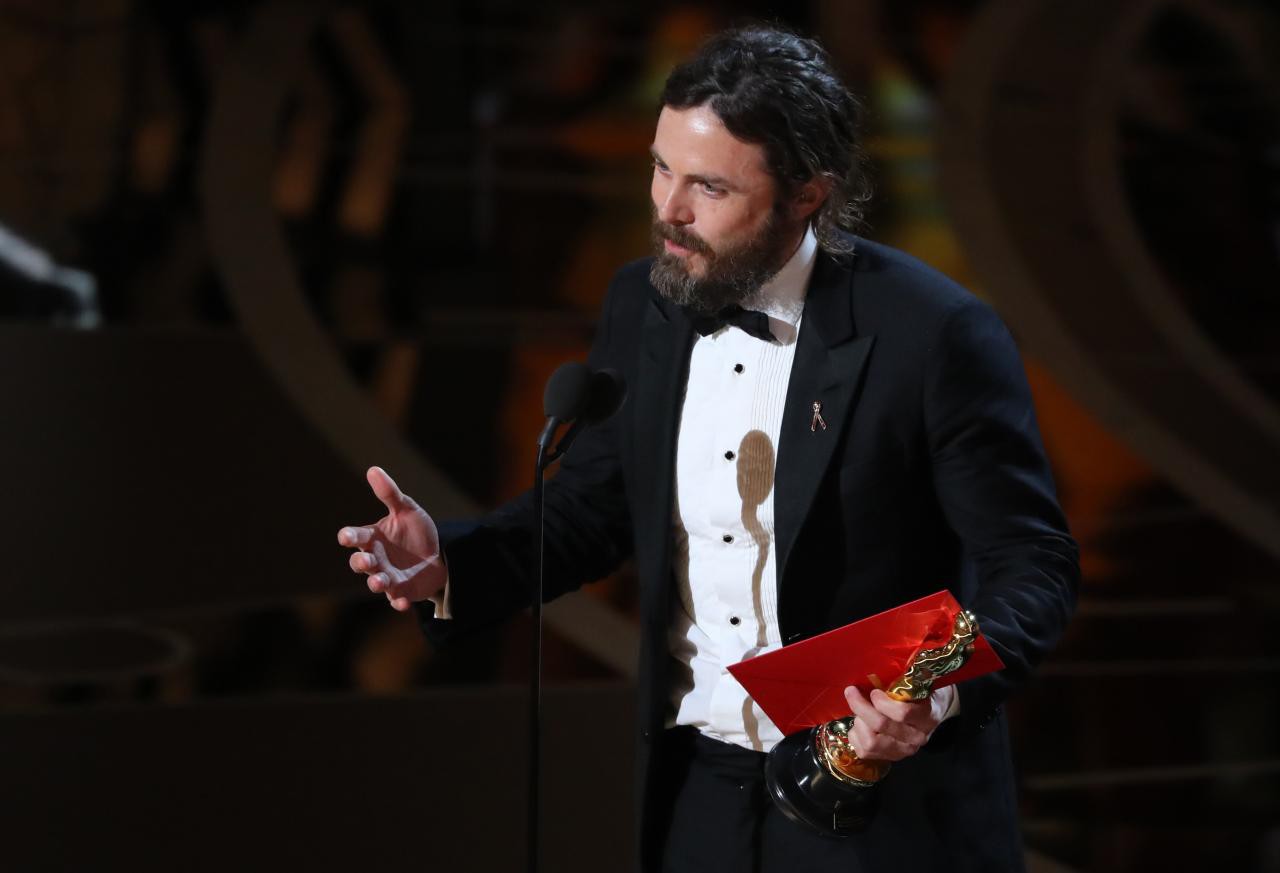 Tài tử Casey Affleck bị loại khỏi Oscar vì bê bối tình dục