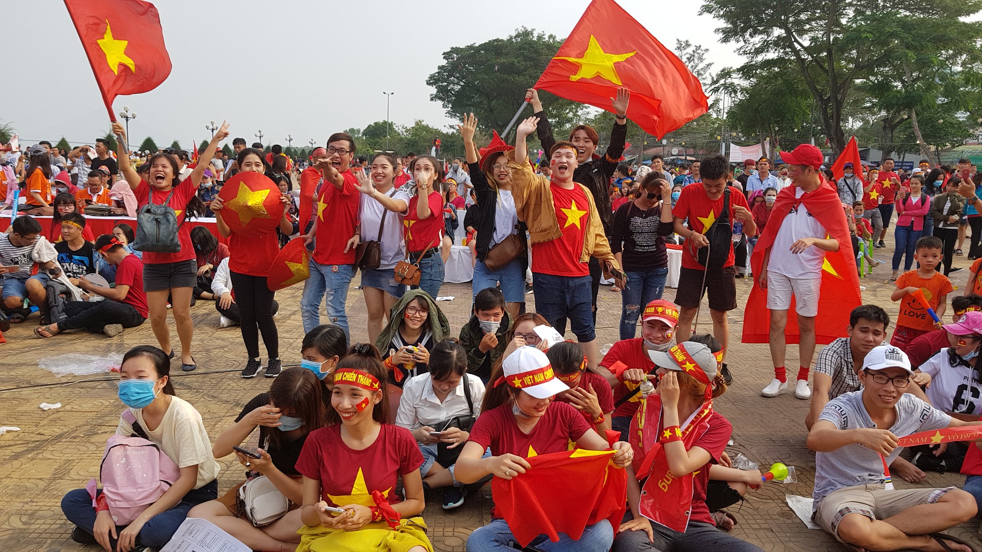 Người d&acirc;n T&acirc;y Đ&ocirc; k&eacute;o ra bờ k&egrave; s&ocirc;ng Hậu cổ vũ U23 Việt Nam - Ảnh 4.